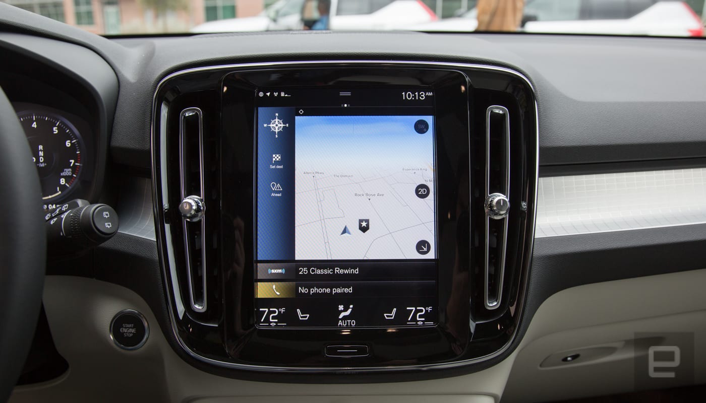 Вертикальная компоновка с дополнительными вкладками обеспечивает быструю навигацию, в то время как множество параметров, доступных на верхнем уровне трех основных экранов, означает меньше времени, копаясь в подменю, что может отвлечь водителей от управления автомобилем